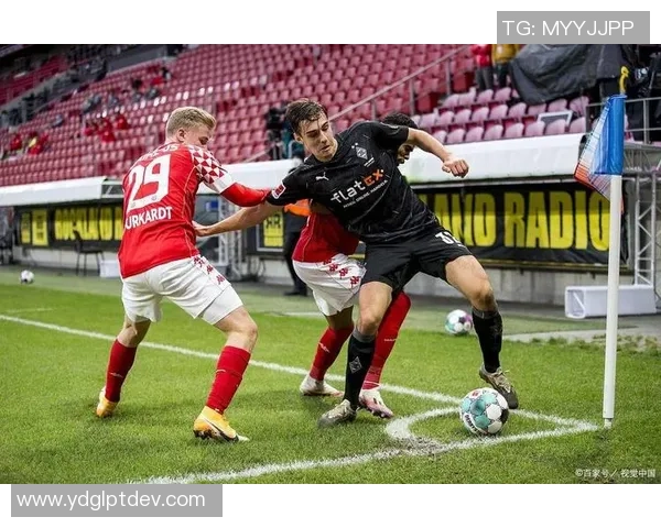 足总杯激战：拜仁绝杀本菲卡引发争议判罚全场沸腾