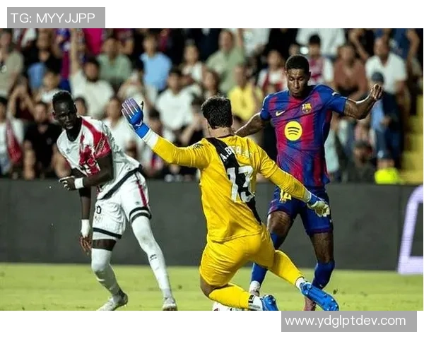 德甲激战巴黎圣日耳曼小胜巴萨争议判罚引发全场热议