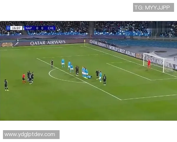 世界杯精彩对决那不勒斯绝杀切尔西争议判罚引发全场热议